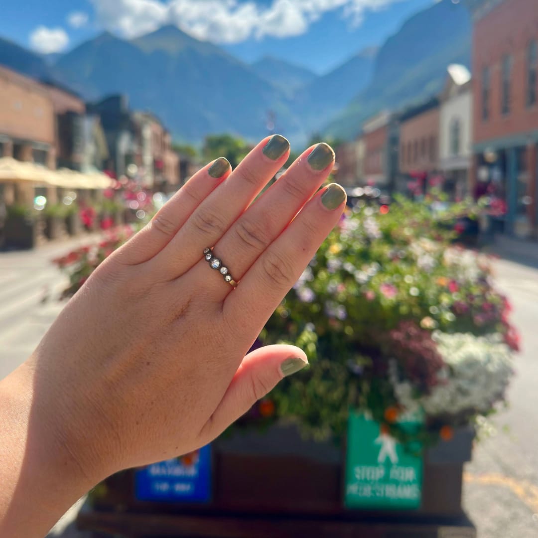 Gold ring with 5 inverted diamonds
