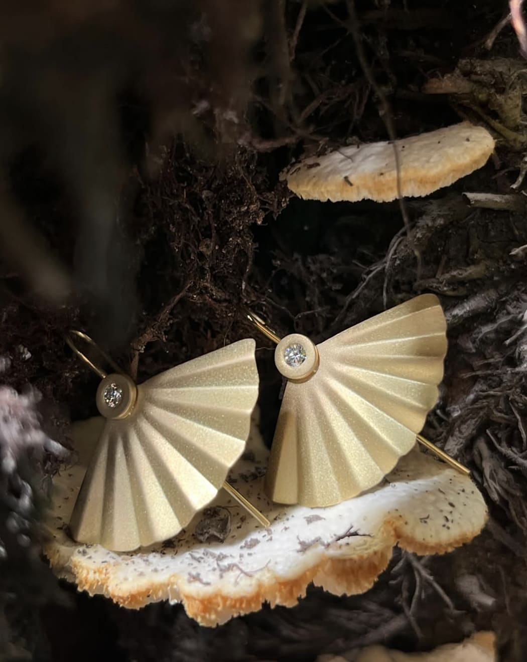 Sandra Frias, Sensu Gold Earrings with Diamonds