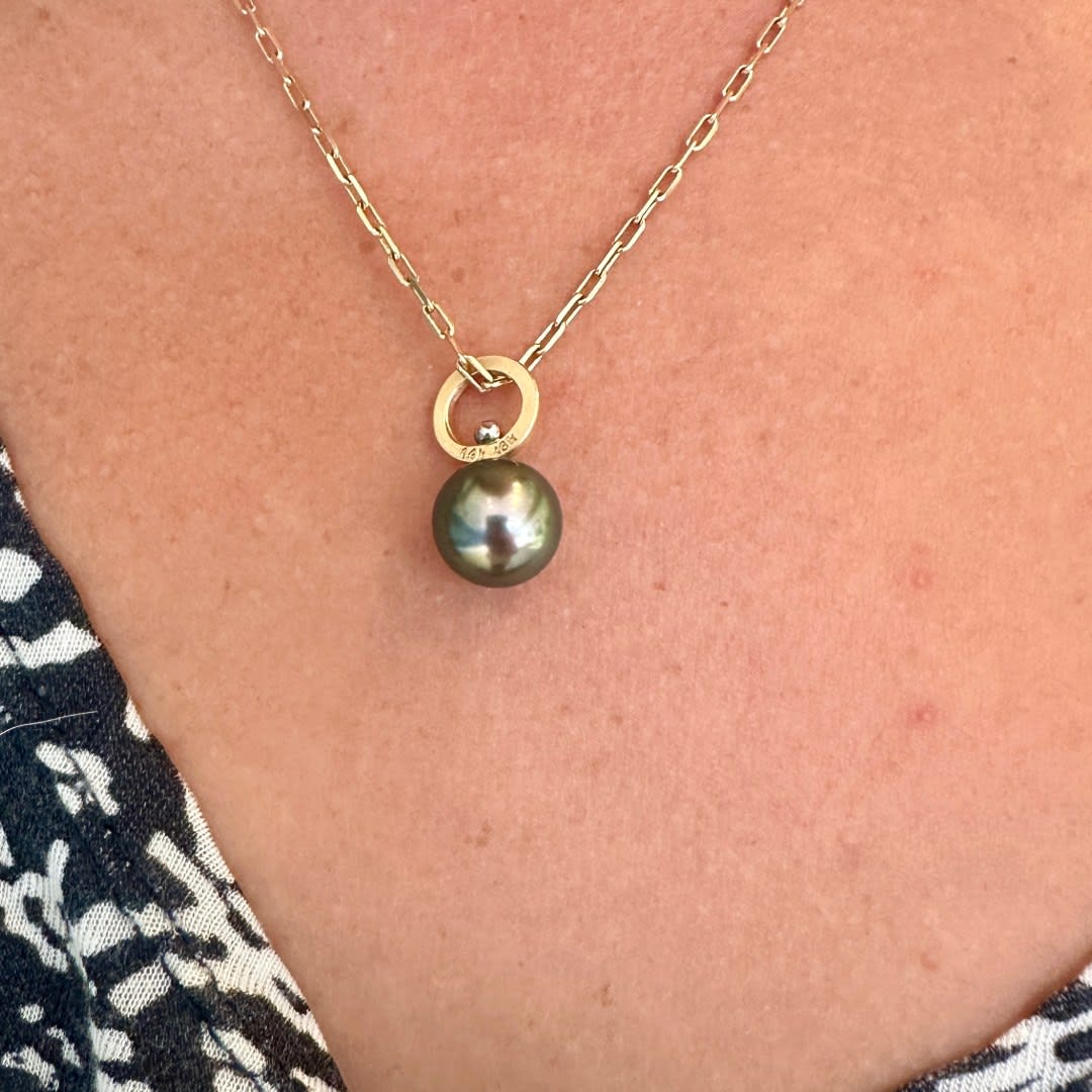 Lauren Chisholm, Short Dark Peacock Tahitian Pearl Charm
