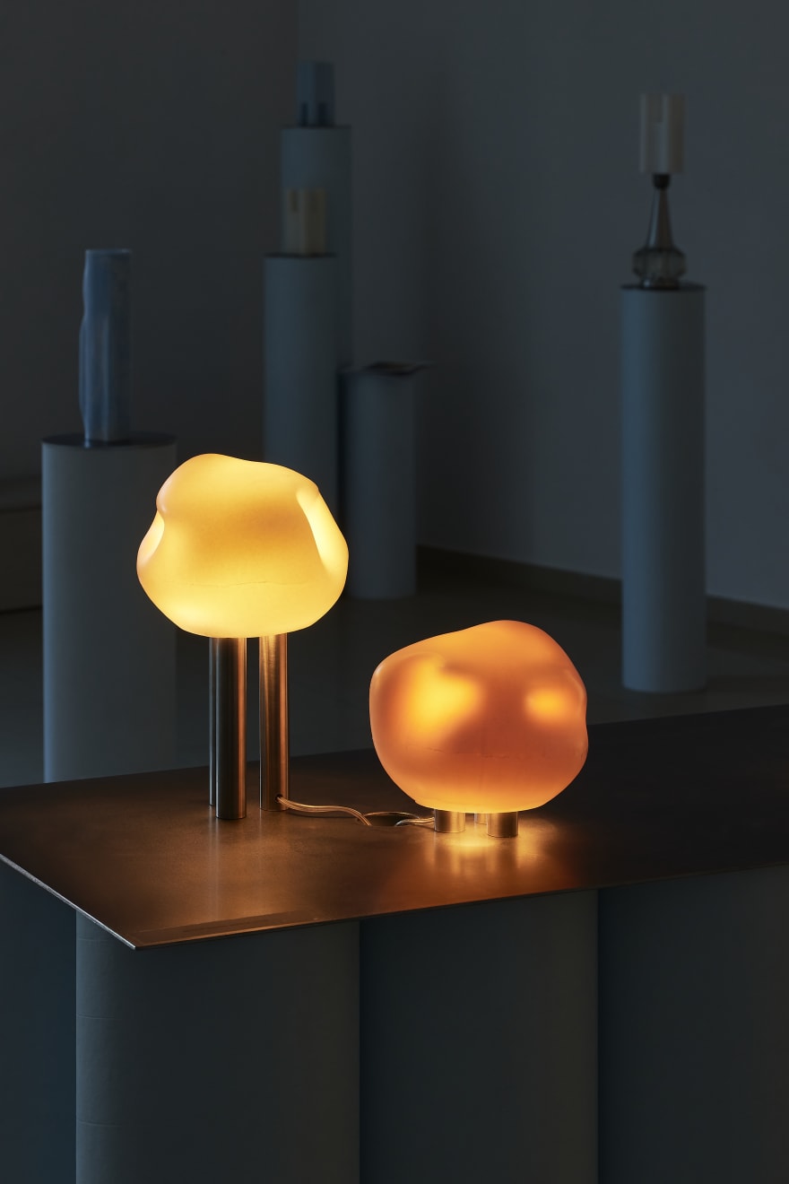 Daydreaming Objects, Scoop Grounded (Amber), šviesos objektas / light object, 2025