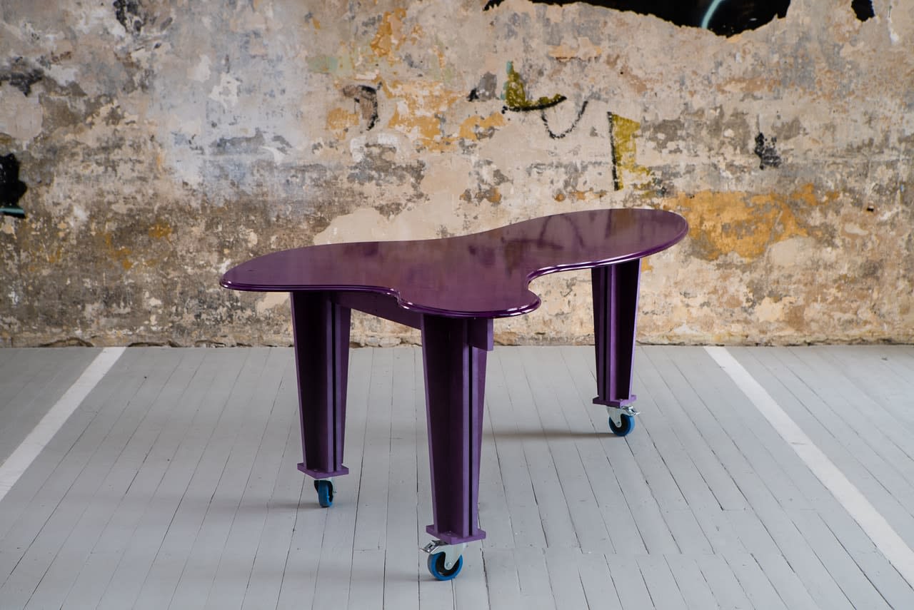 Vytautas Gečas, No one's average, Stalas / table