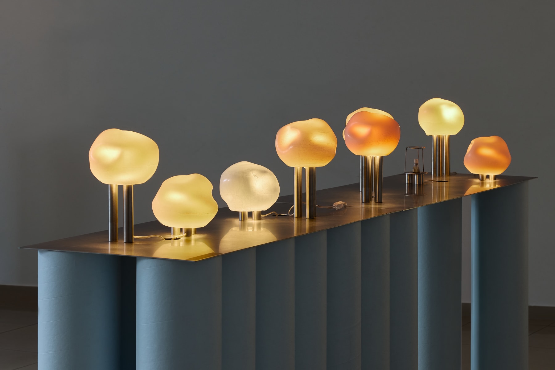 Daydreaming Objects, Scoop Grounded (Ivory), šviesos objektas / light object, 2025