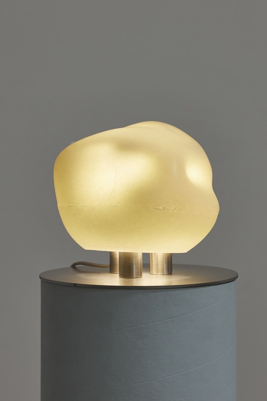 Daydreaming Objects, Scoop Grounded (Amber), šviesos objektas / light object, 2025