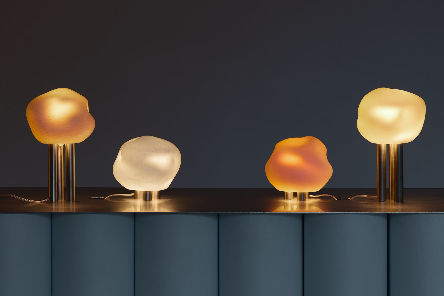 Daydreaming Objects, Scoop Grounded (Amber), šviesos objektas / light object, 2025