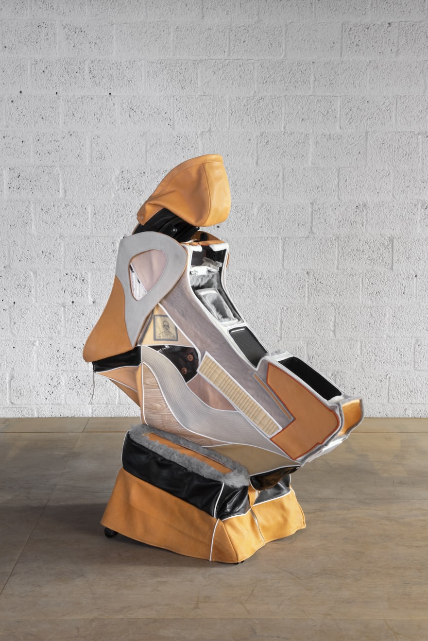 Hansol Kim, Dėvėti kėdes sėdint ant kelnių Nº2 / Wearing Chairs While Sitting On Pants Nº2, 2019