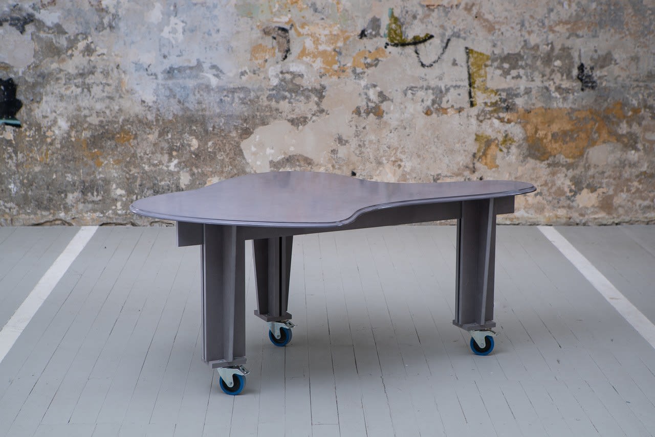 Vytautas Gečas, No one's average, Stalas / table