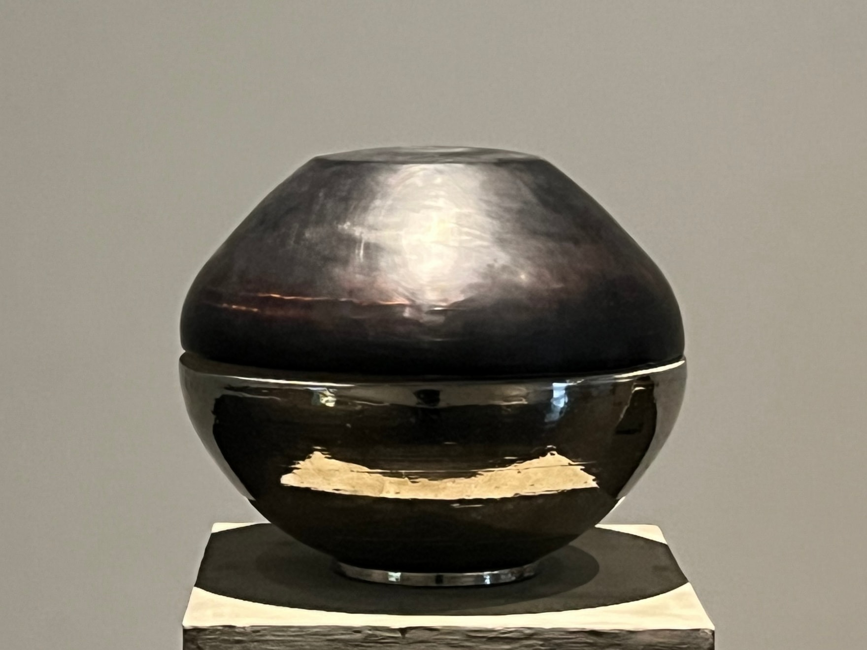 Hun Chung Lee, Jar with Black Lid (검은 뚜껑을 가진 항아리), 2015