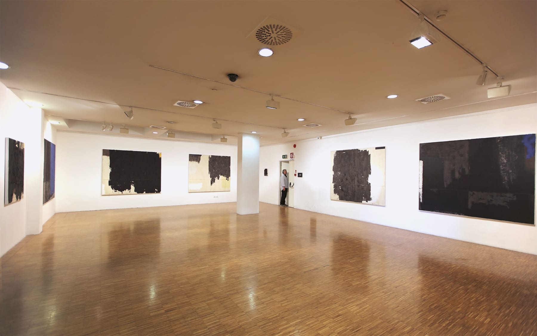 LUCA SERRA | Mentre nessuno Guarda