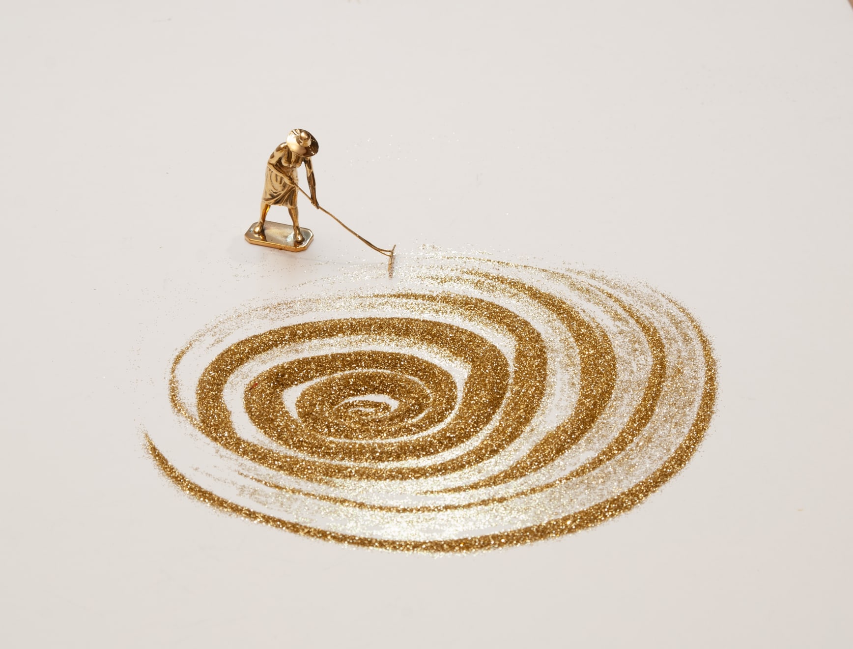 Liliana Porter, “To sweep gold”, 2024