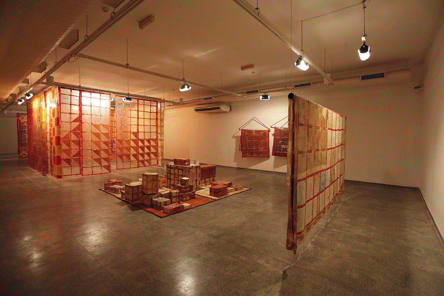 Delson Uchôa, vista da exposição ¨Pintura Vingada¨, 2022