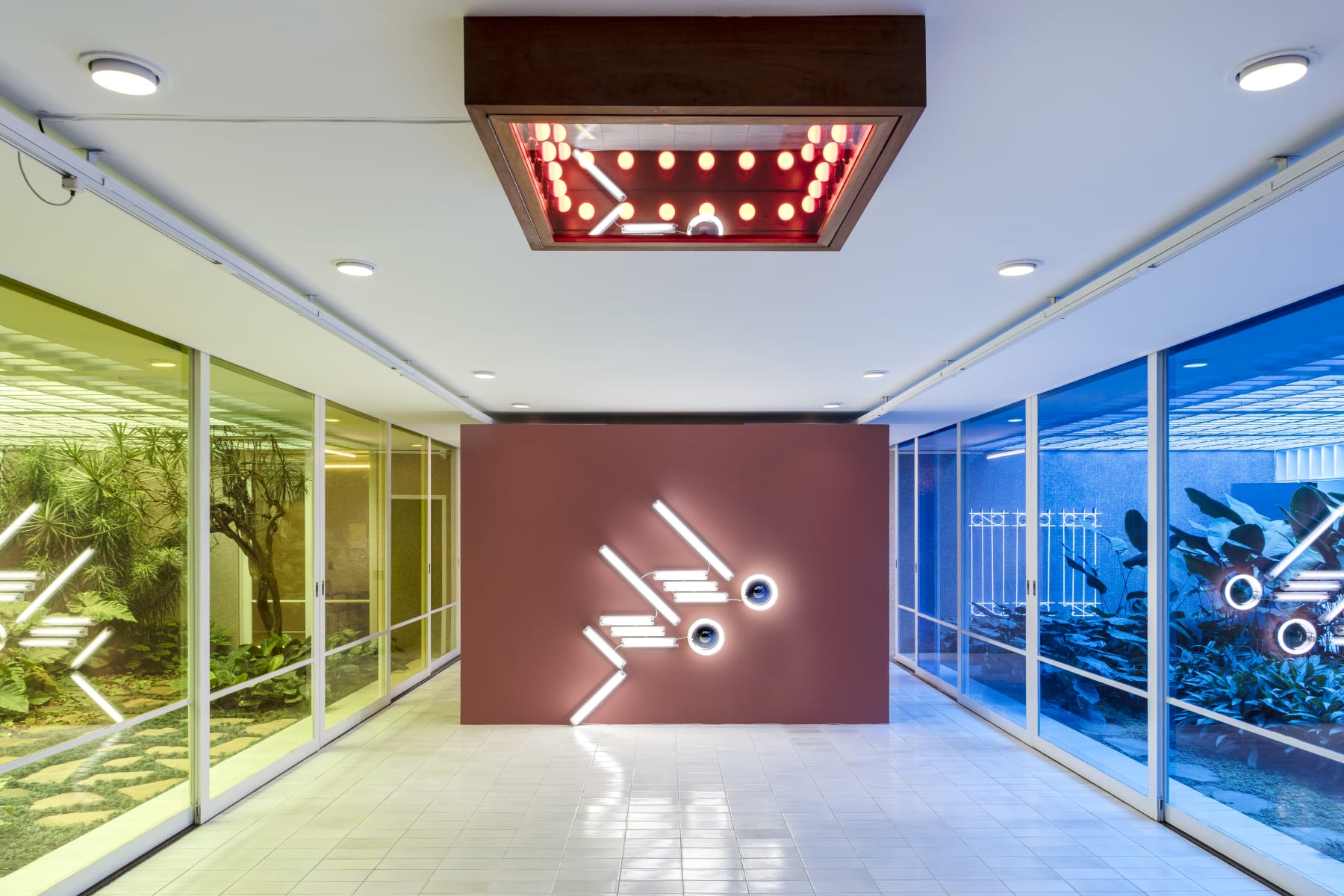 Iván Navarro, vista da exposição 