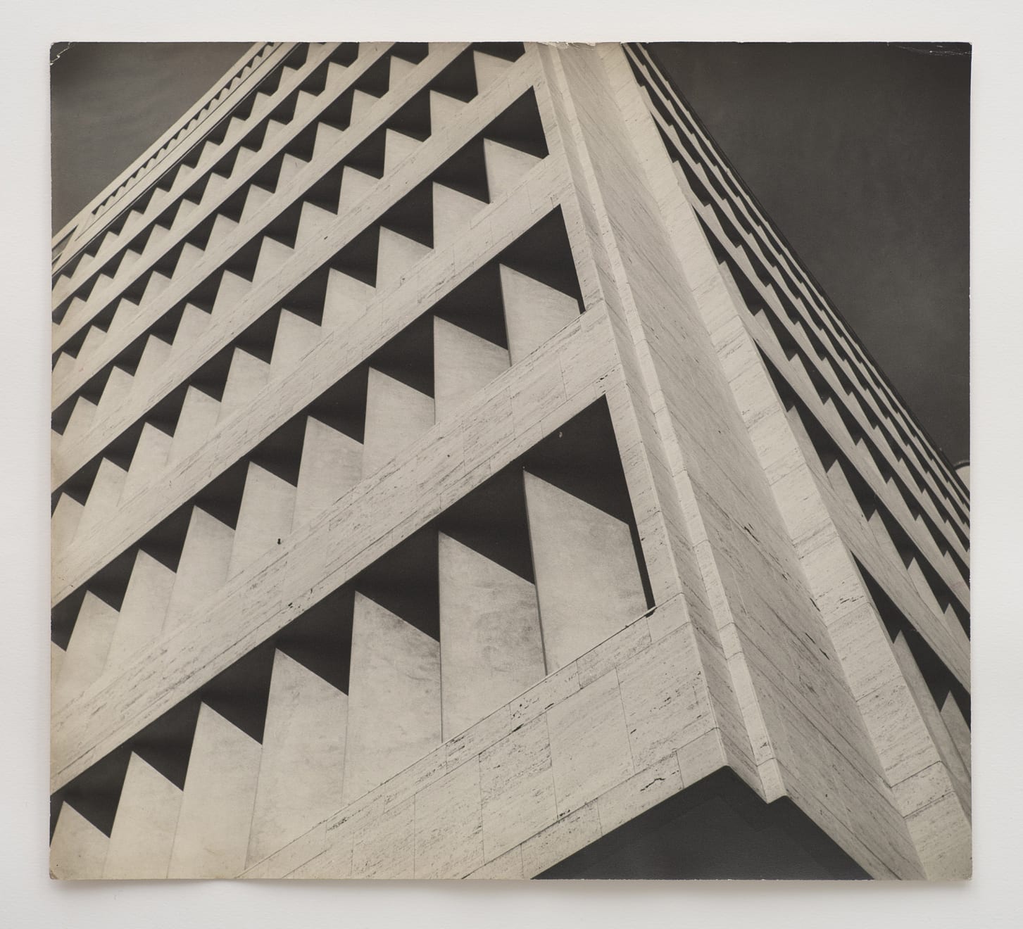 Thomaz Farkas, Detalhe de fachada da Associação Brasileira de Imprensa, Rio de Janeiro, c. 1945