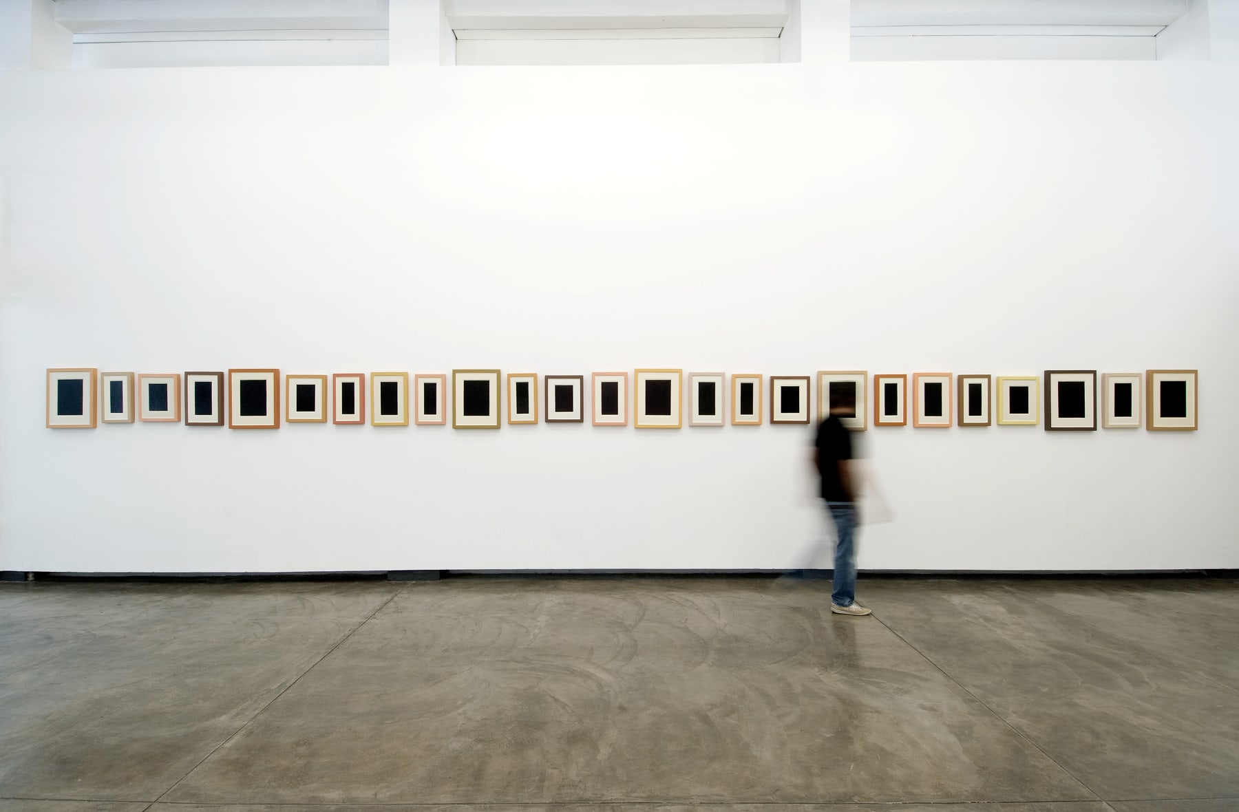 Allan McCollum, ¨Collection of Thirty Plaster Surrogates¨, 1982/1992