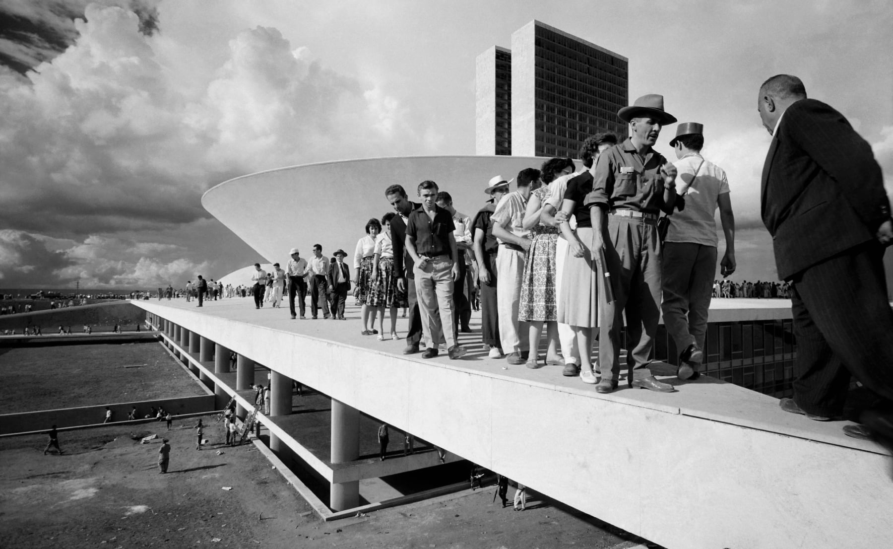 Thomaz Farkas, “Populares sobre cobertura do palácio do Congresso Nacional no dia da inauguração de Brasília”, 1960