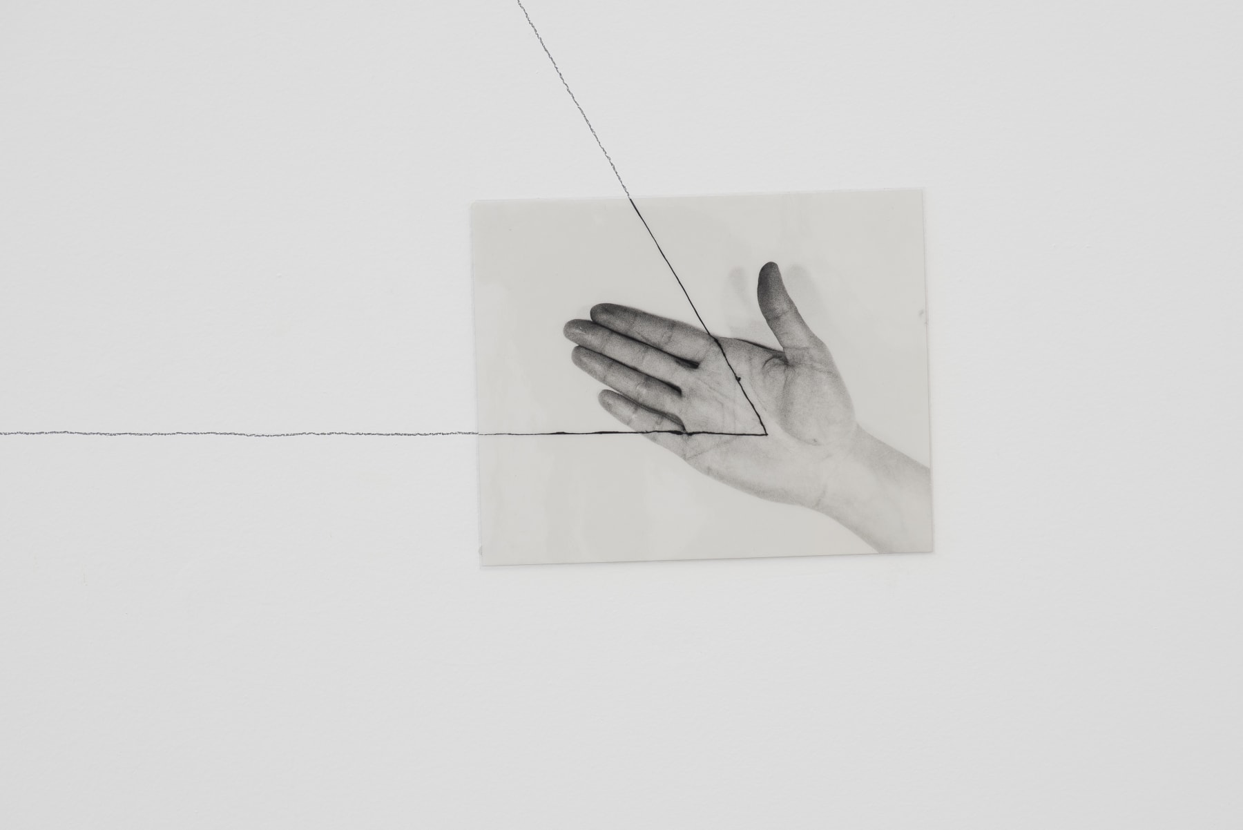 Liliana Porter, Sem título (Triangle with One Hand | Right), 1973
