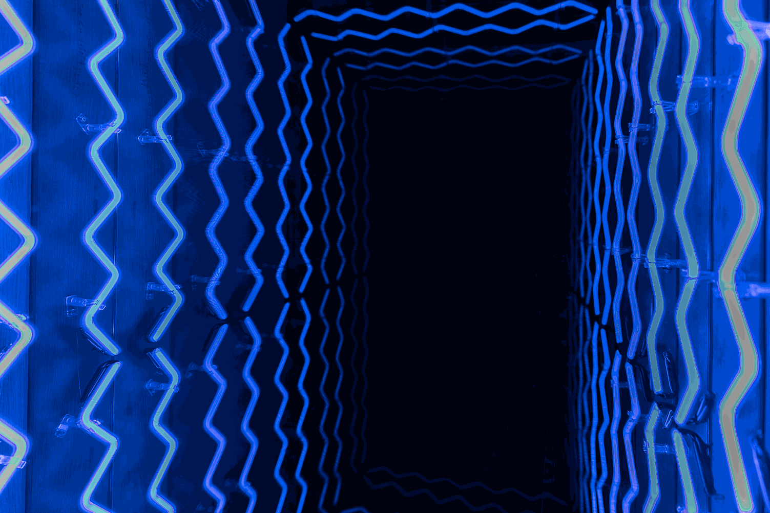 Iván Navarro, Coluna (Azul) | Column (Blue), 2020