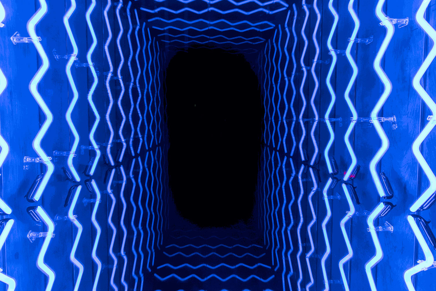 Iván Navarro, Coluna (Azul) | Column (Blue), 2020