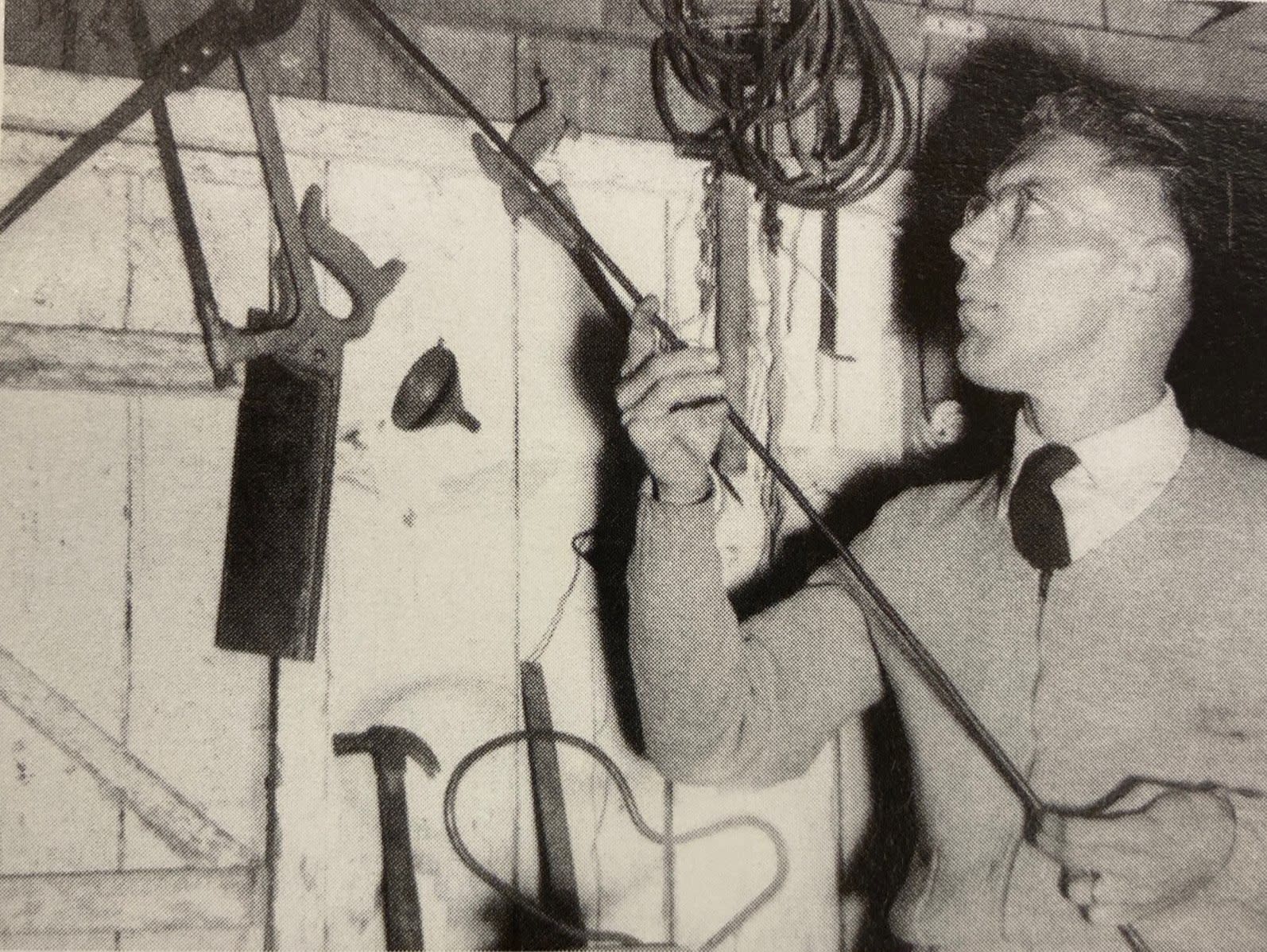 Luiz Sacilotto em seu ateliê / in his studio, 1952