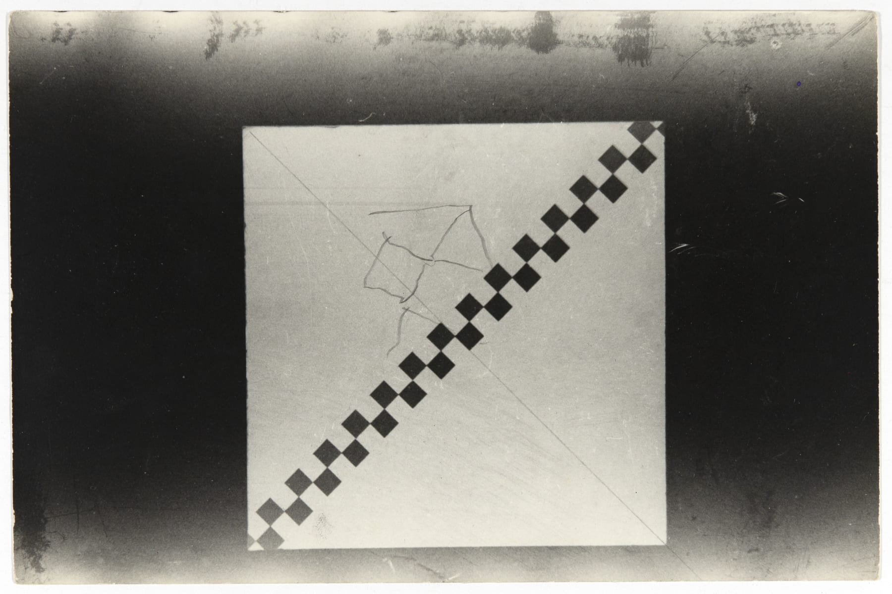 Anotações com caneta sobre fotografia do quadro “Linha interrompida”, 1953/1979. Arquivo Geraldo de Barros