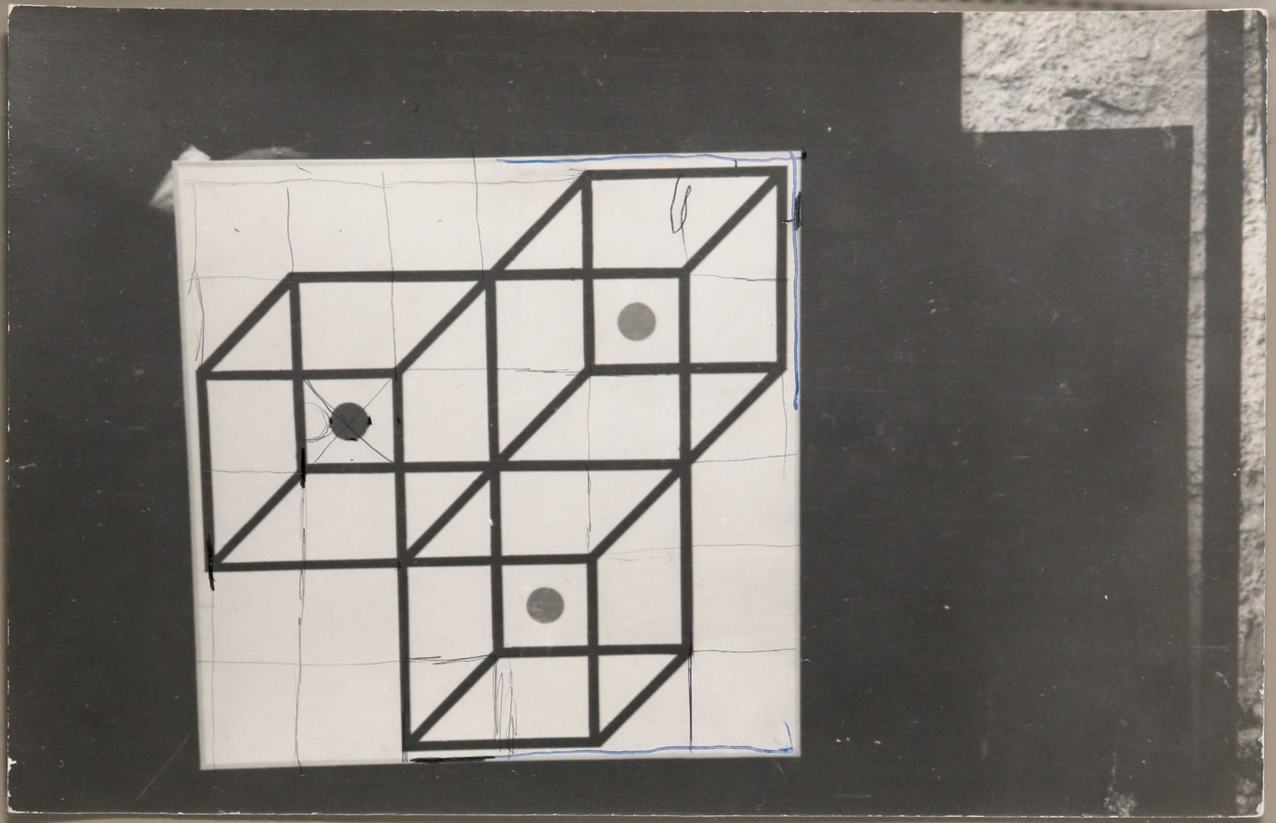 Anotações com caneta sobre fotografia do quadro “Indeterminante ótica de uma construção com linhas retas e tres pontos de cor”, 1953/1979. Arquivo Geraldo de Barros