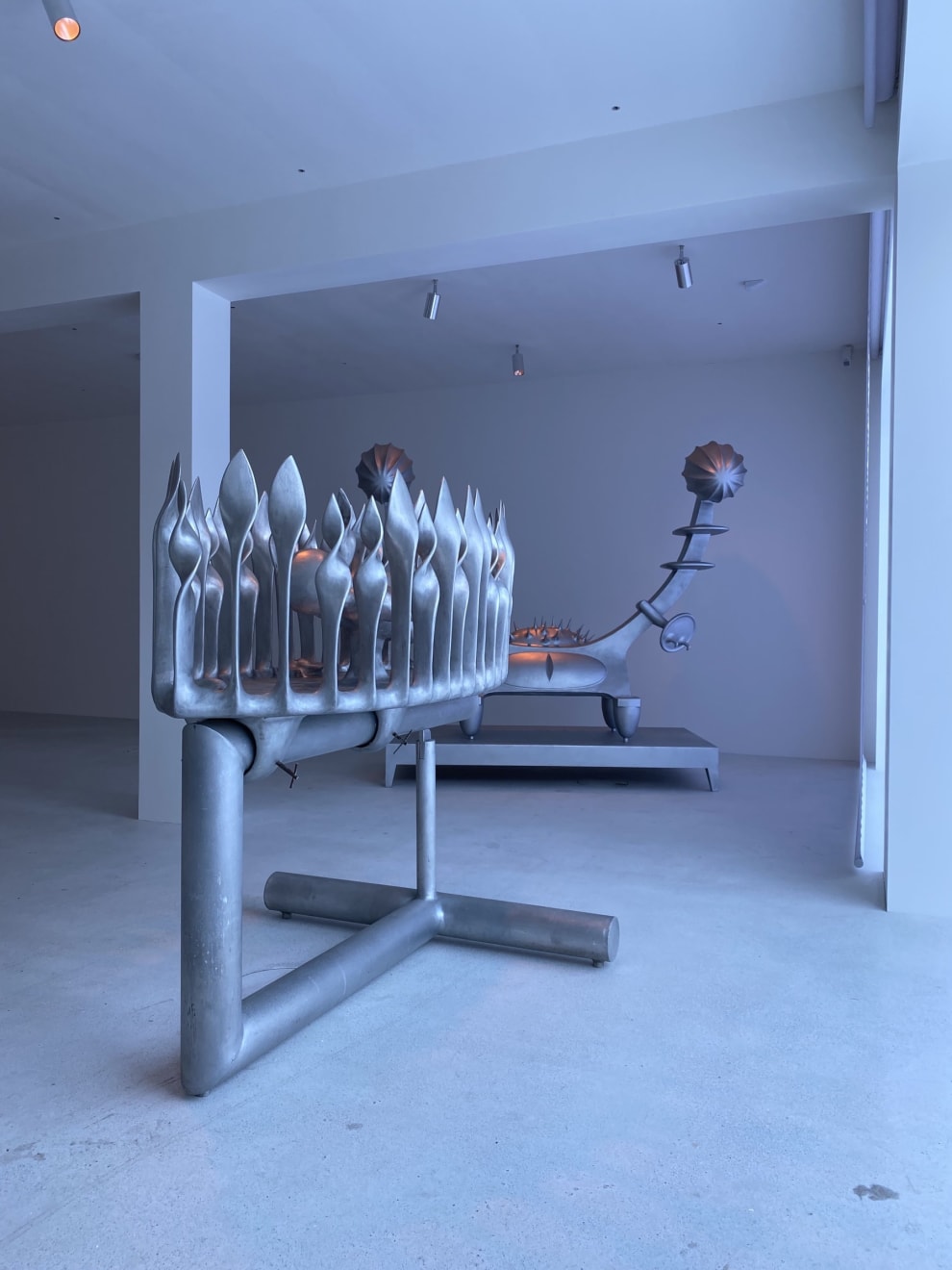 Bruno Gironcoli, FLAMMENKRANZ MIT BABY (KIND IM TULPENBEET), 2006
