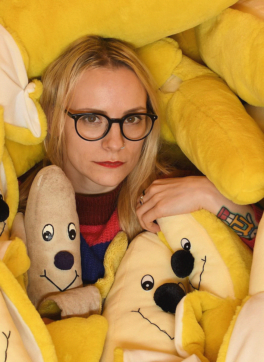 Lucy Sparrow in her 'Banana Room', based in the Sew Your Soul 'Felt HQ' in England, United Kingdom. "Lucy Sparrow and Basil in the Banana Room" by Scott Bradley is licensed under CC BY-SA 4.0 .