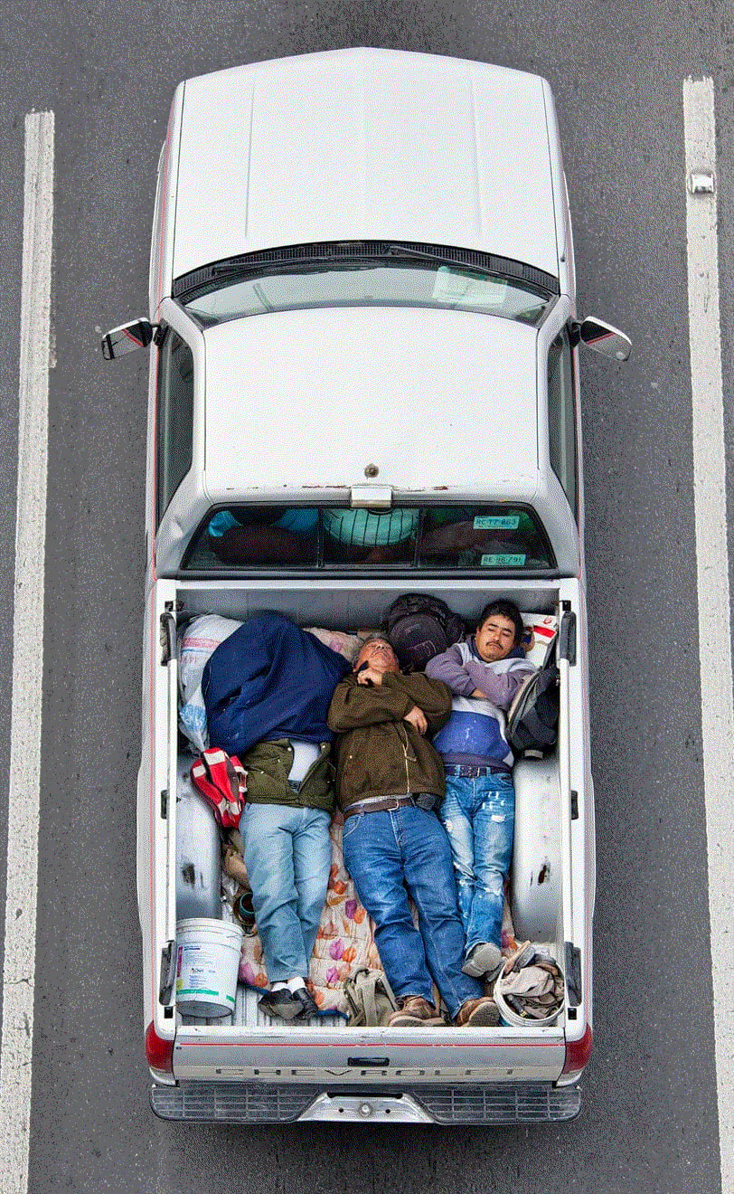Alejandro Cartagena CAR POOLERS #60, 2011-2012 Archival Pigment Print on Paper 20 x 12 1/4 in 50.8 x 31.25 cm Edition 5/10 plus 2 APs Available at VFA