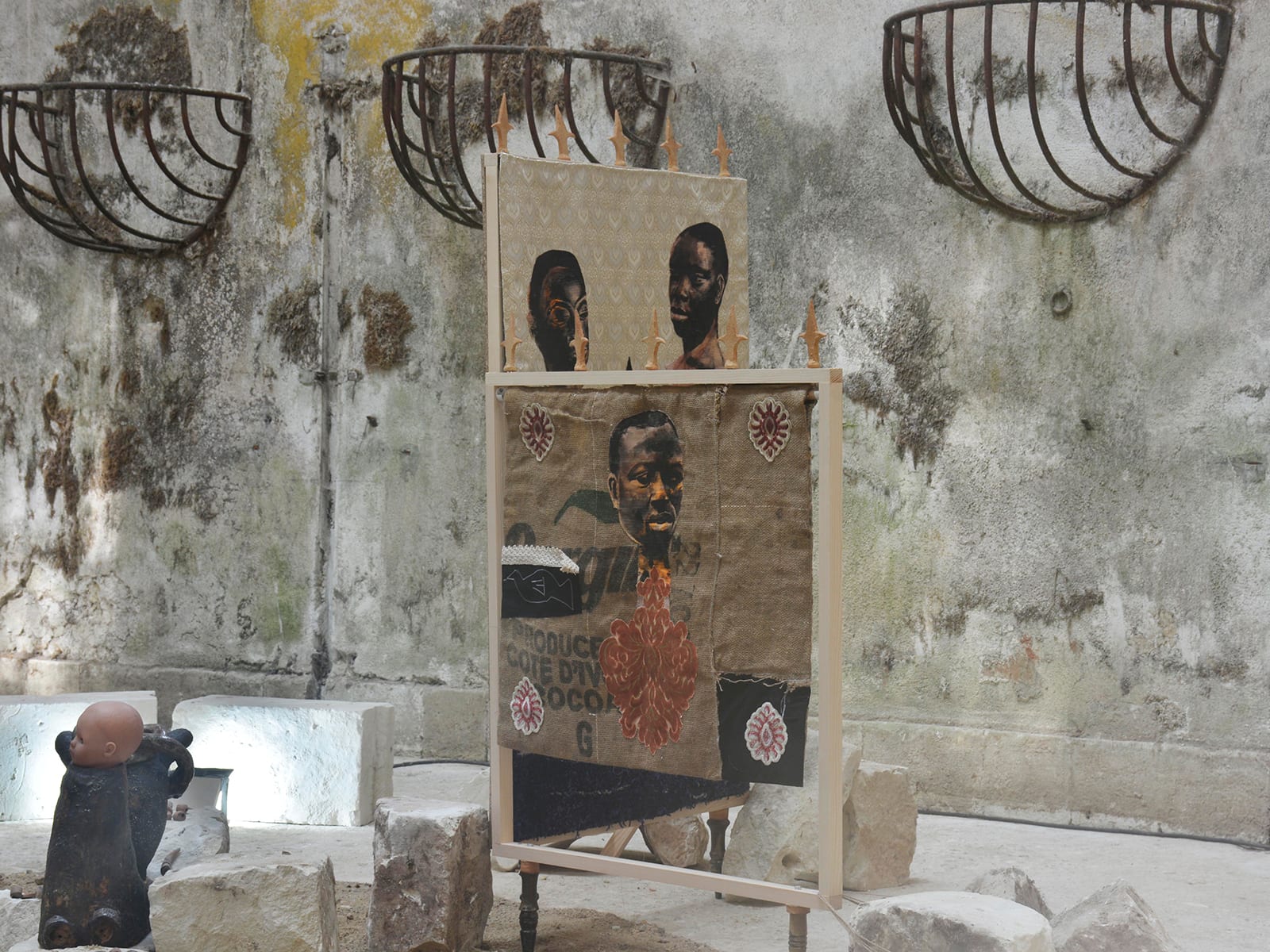 View of textile pieces forming a screen. Chada, Pas très loin, 2025. Château de Montgoger