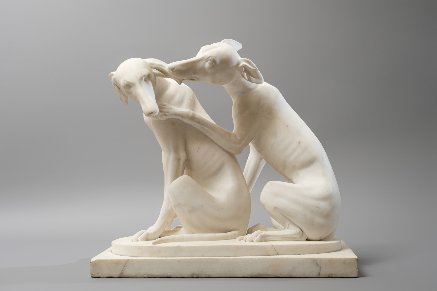 GRUPPO SCULTOREO RAFFIGURANTE COPPIA DI LEVRIERI, Italia, 1820 circa marmo bianco 60 x 62 x 30.5 cm