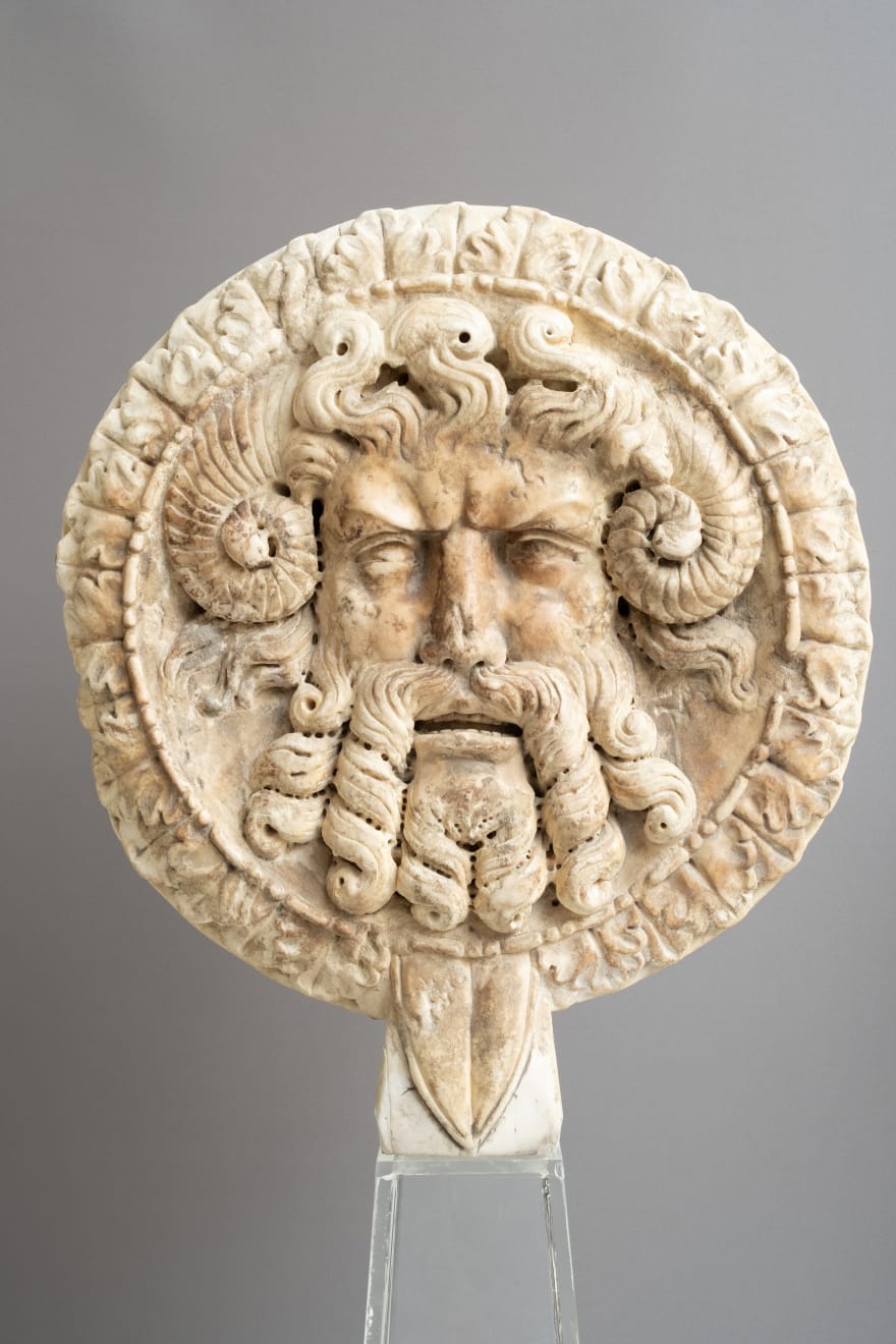 GIOVE AMMONE, Nord Italia, XVIII secolo rilievo in marmo di forma circolare 72 x 62 x 20 cm