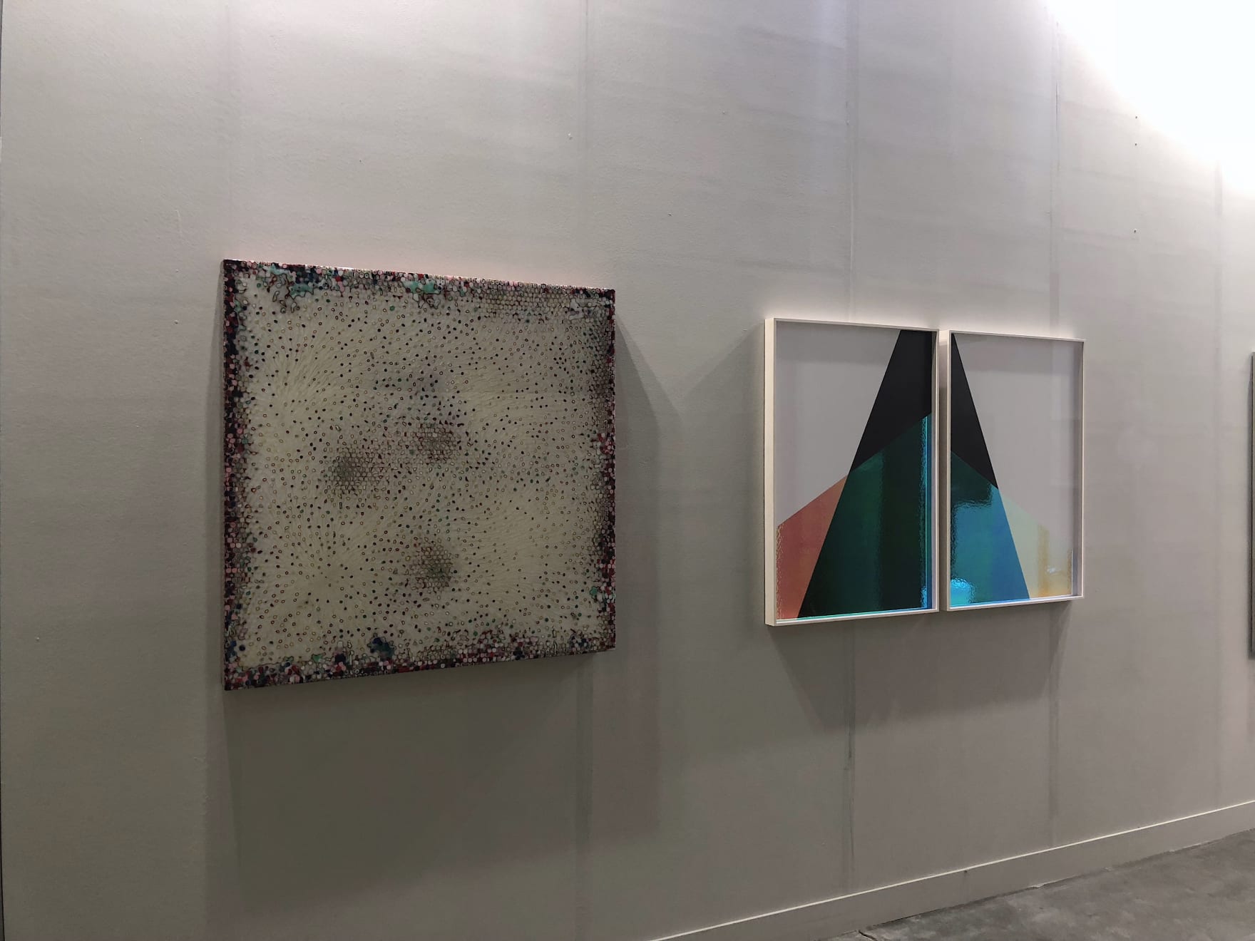 Veduta dello stand con opere di Robert Pan e Matteo Negri.