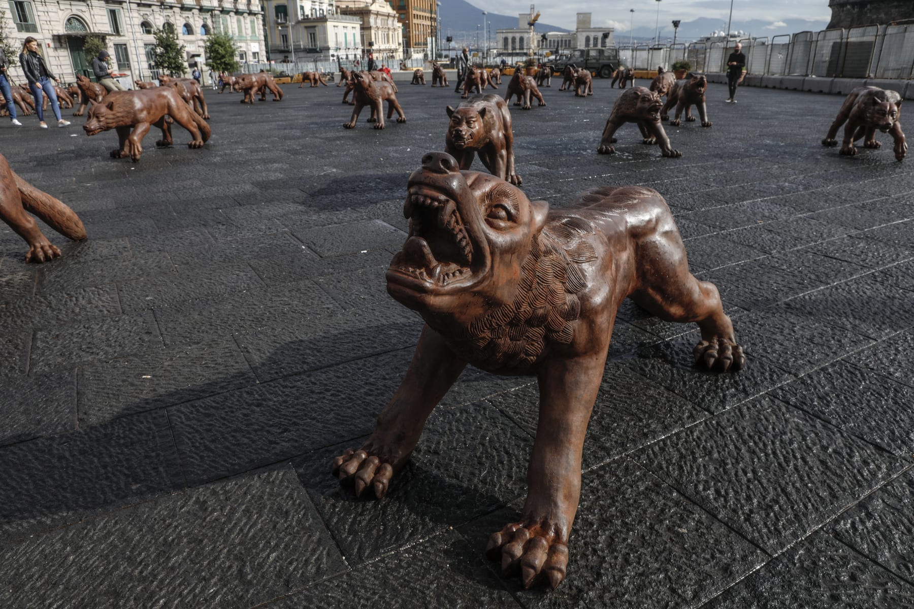 Veduta dell'installazione con le opere di Liu Ruowang.