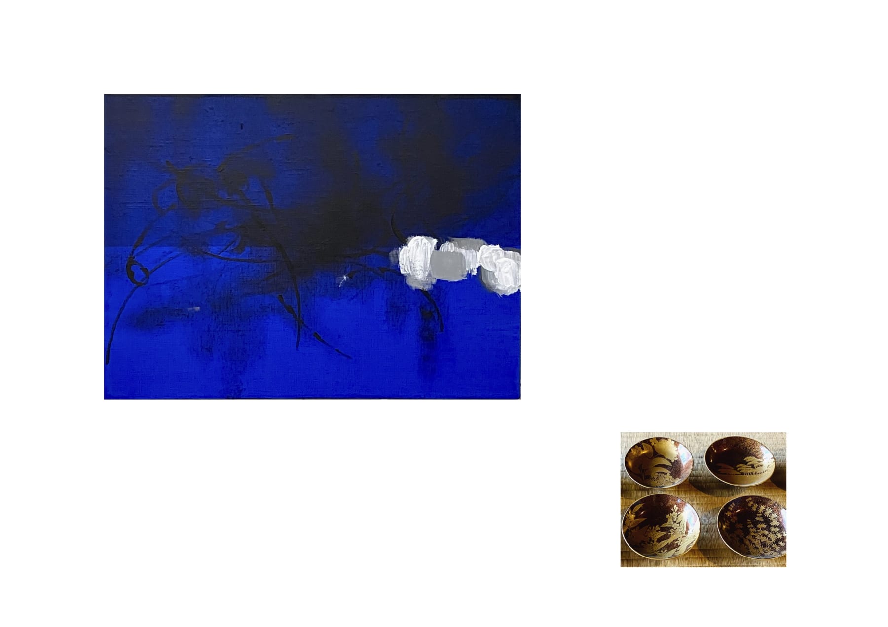 a sinistra: Un’Altra Natura (blu), 2024, 33,3 x 45,5 cm, inchiostro di china e acrilico su tela a destra: Tazze per il Sakè, Quattro stagioni, periodo Edo (1603-1868), lacca d’oro