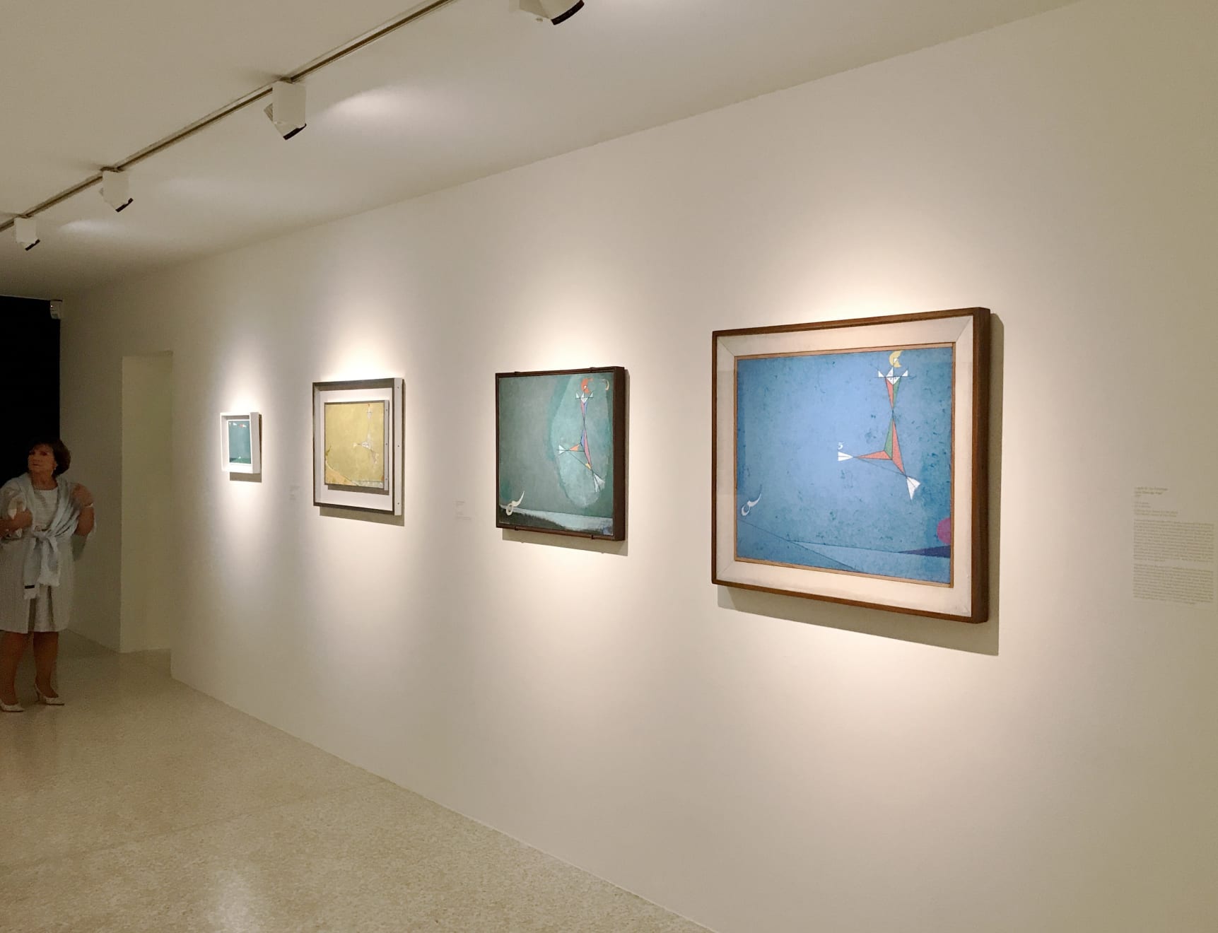 Veduta dell'installazione della mostra, con l'opera Angelo di Santa Rosa