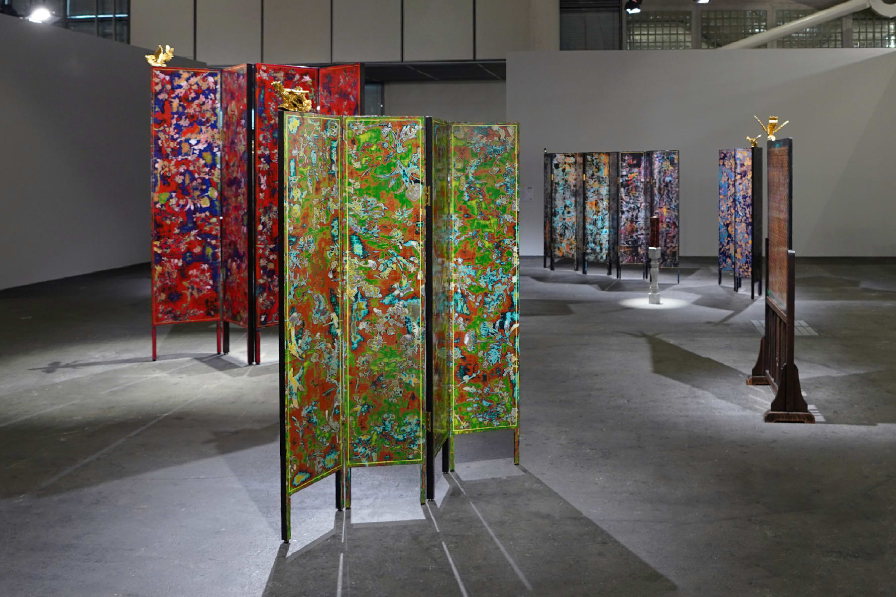 Su Meng-Hung's works Desolate Landscape on the Golden Screens at Art Basel in Basel, "Unlimited" installation view, 2025, Basel, Switzerland. © Tina Keng Gallery 蘇孟鴻作品《殘山剩水鬧金屏》於瑞士巴塞爾藝術展，「意象無限」展場照，2025，巴塞爾，瑞士。© 耿畫廊