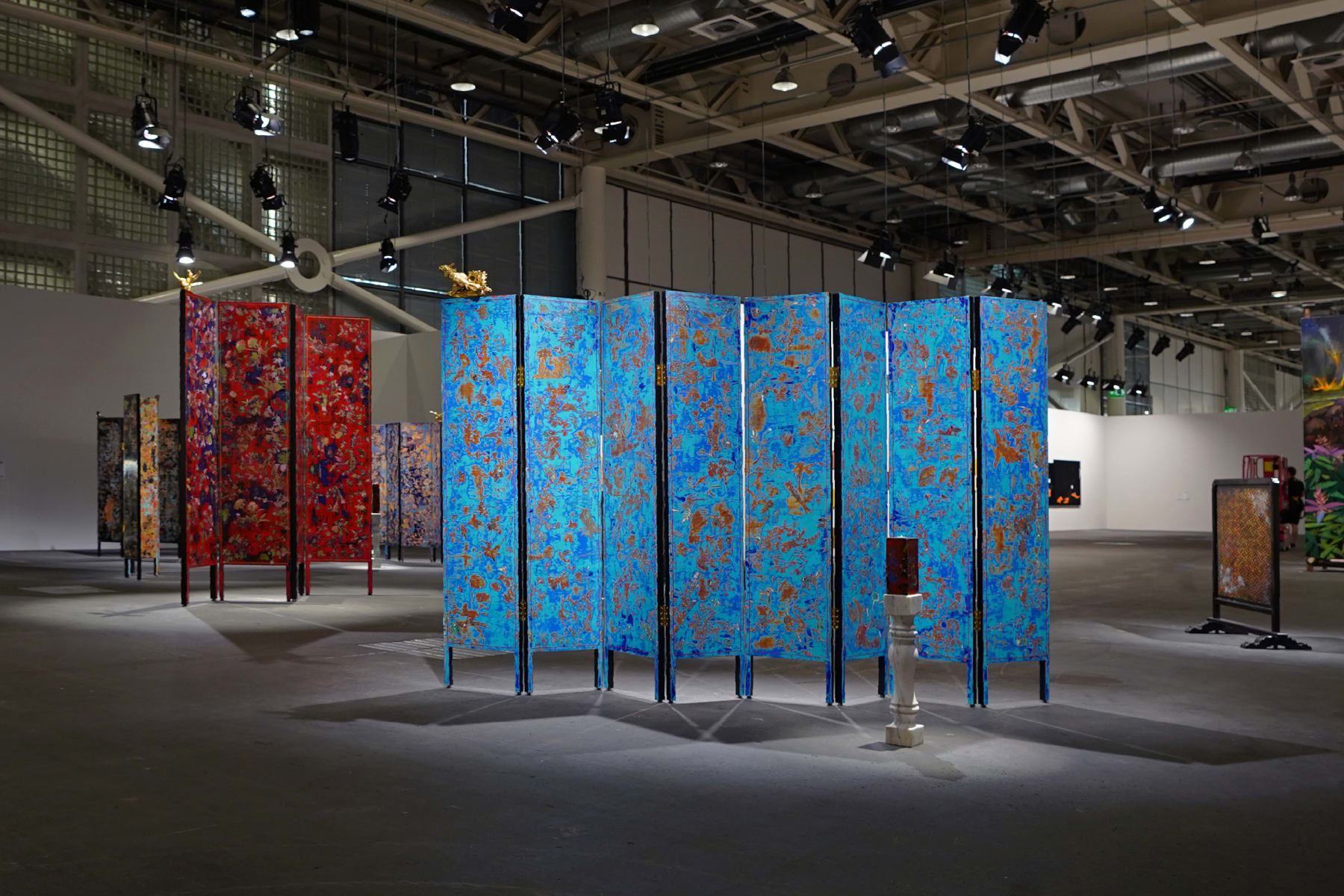 Su Meng-Hung's works Desolate Landscape on the Golden Screens at Art Basel in Basel, "Unlimited" installation view, 2025, Basel, Switzerland. © Tina Keng Gallery 蘇孟鴻作品《殘山剩水鬧金屏》於瑞士巴塞爾藝術展，「意象無限」展場照，2025，巴塞爾，瑞士。© 耿畫廊