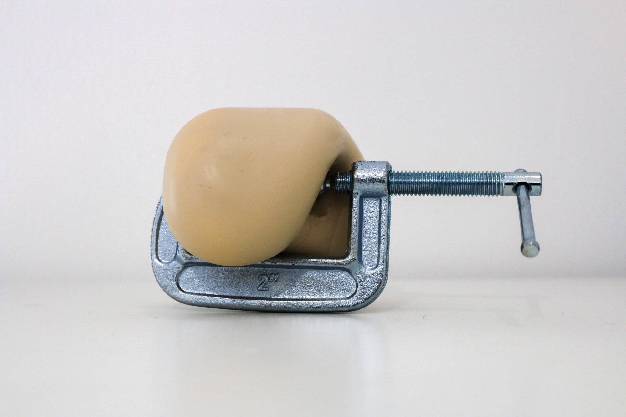 Sara Ahli, Clenched Figure 2, 2022