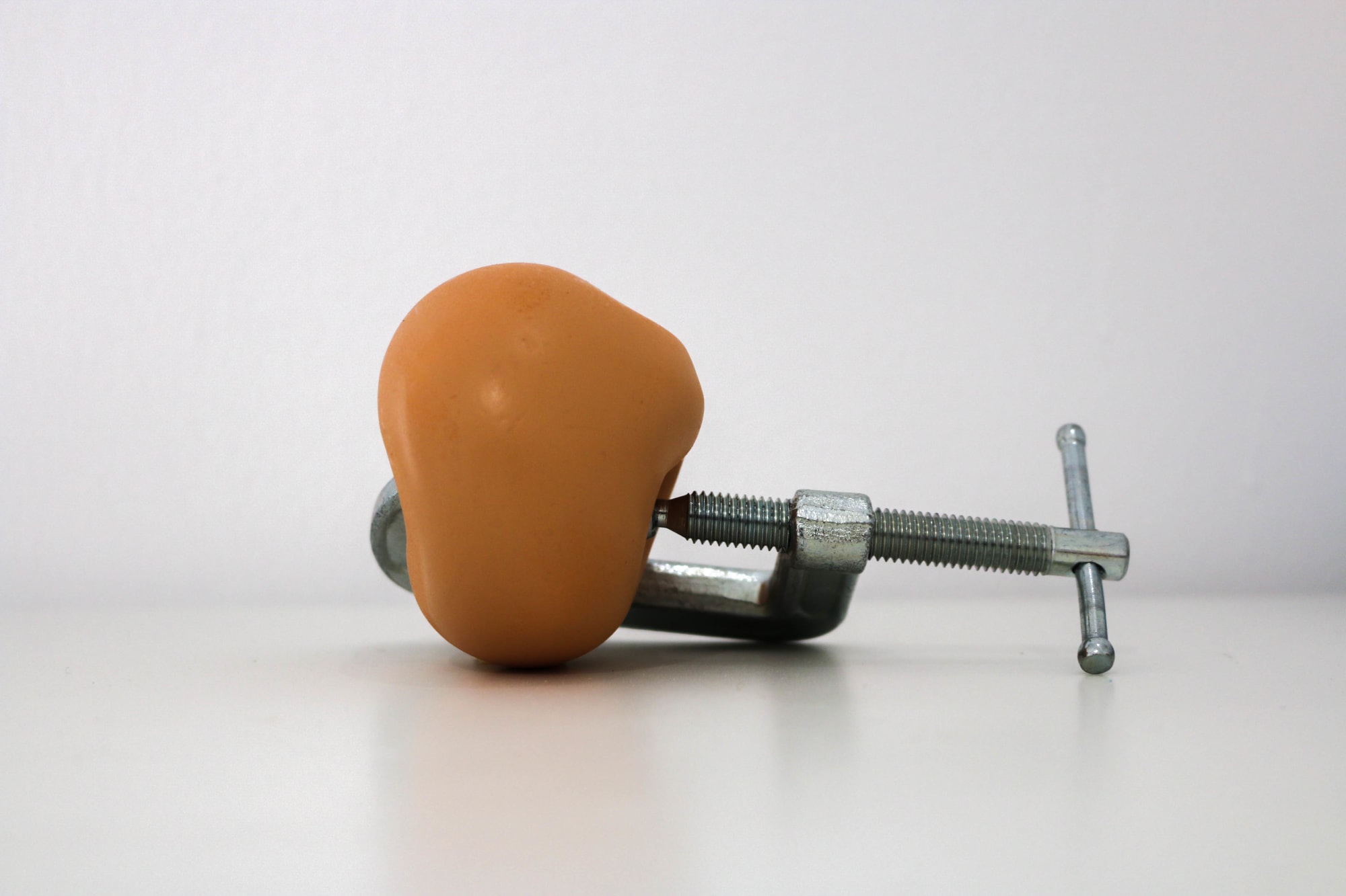 Sara Ahli, Clenched Figure 3, 2022