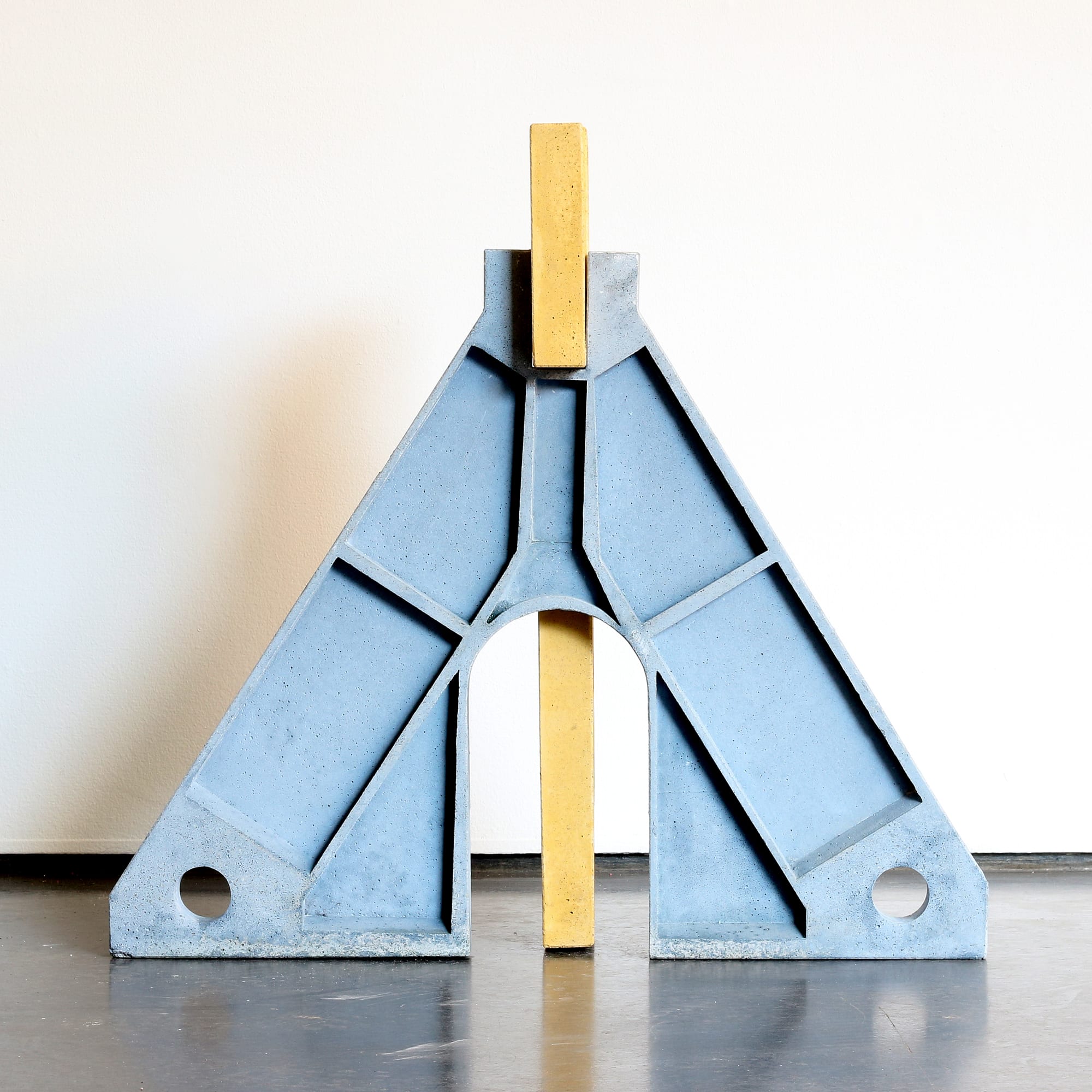 Simon Anund, Verticle Elements of Pigmented Concrete #1, 2019