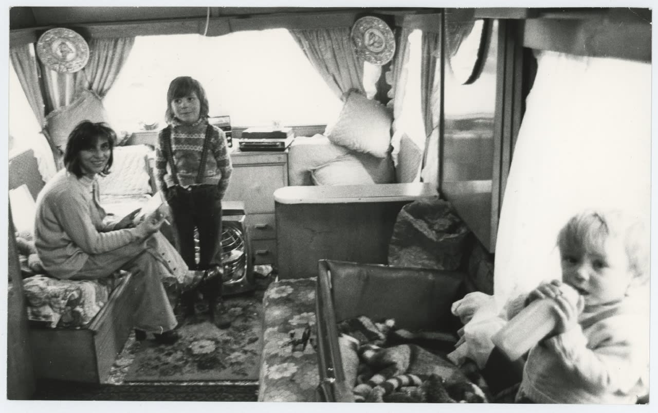 Jo Spence, Gypsies (inside a caravan), 1974