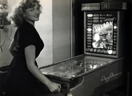 Robert Doisneau, Le Flipper, Bar du Mayol, Paris, 1954