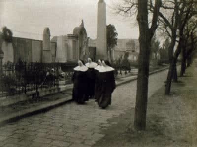 André Kertész, Nuns in a Cemetery. February 20, 1920, 1920