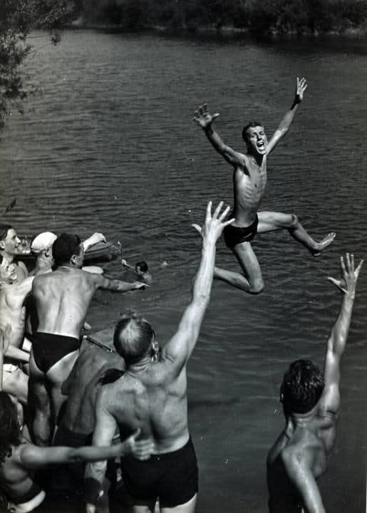 Robert Doisneau, Baigneurs dans la Marne, 1944