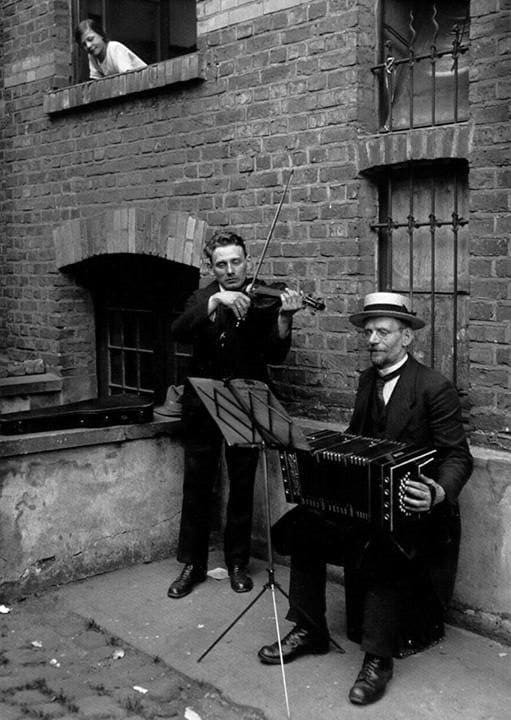 August Sander, Street Musicians, 1922-1928