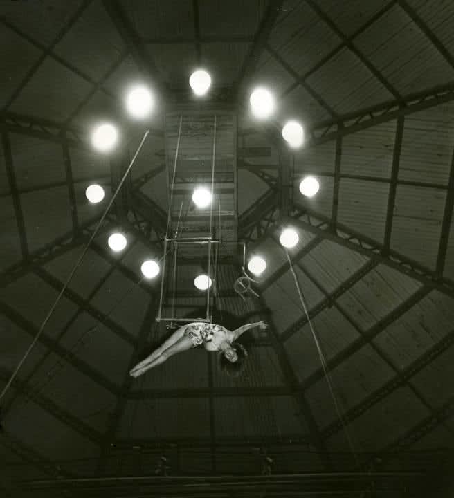 Robert Doisneau, Jeu du Trapèze Aerien, Paris, 1949