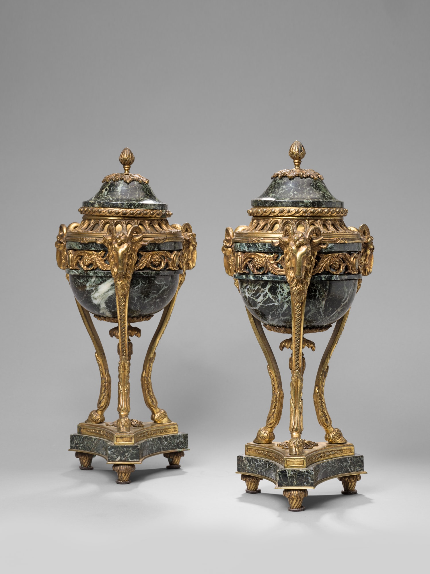 Francia, Pair of serpentine marble and gilt bronze cassolettes, Napoleone III, 1850 circa