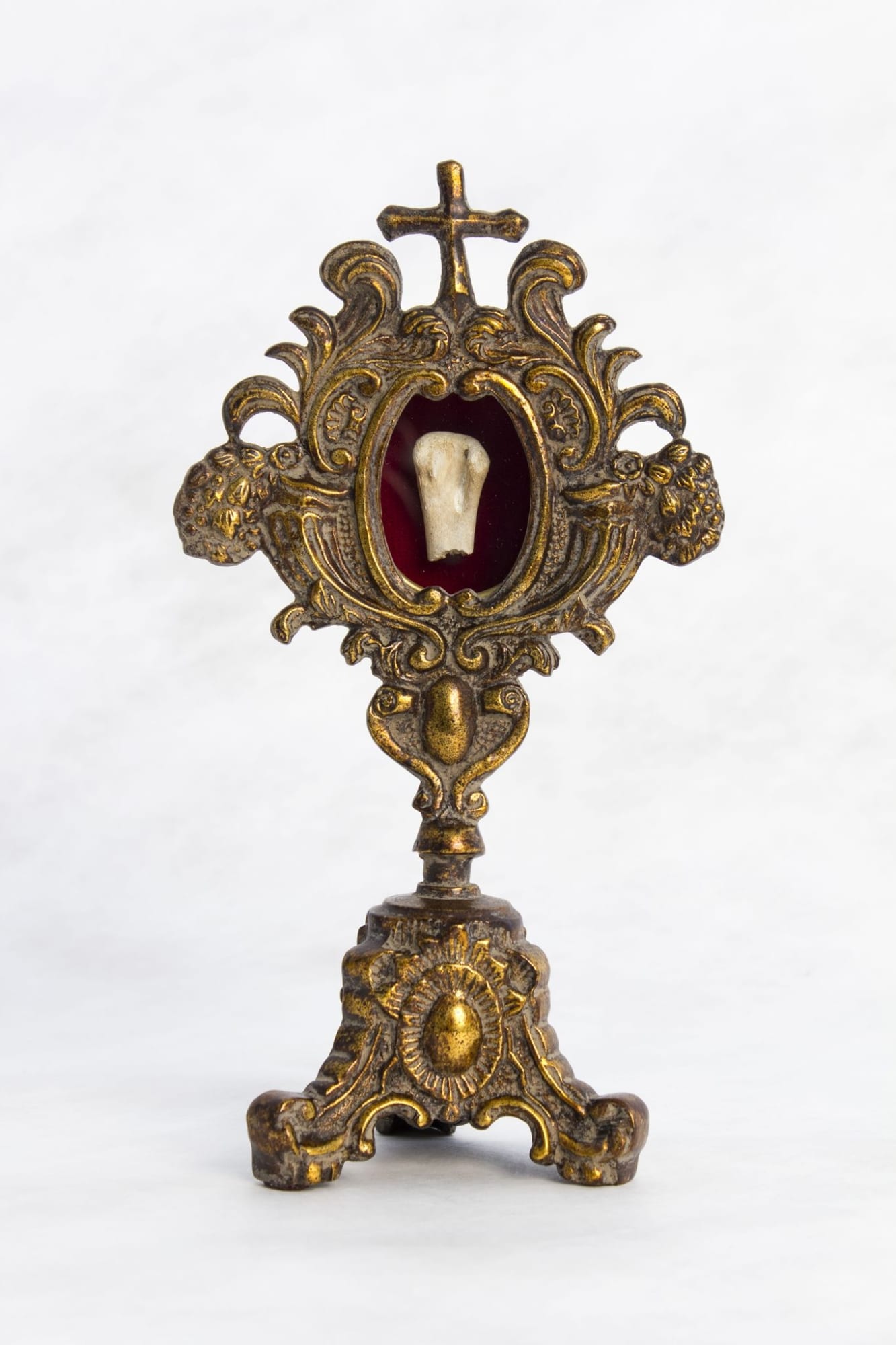 Jeffrey Vallance, Friendly Hen Reliquary, 2008