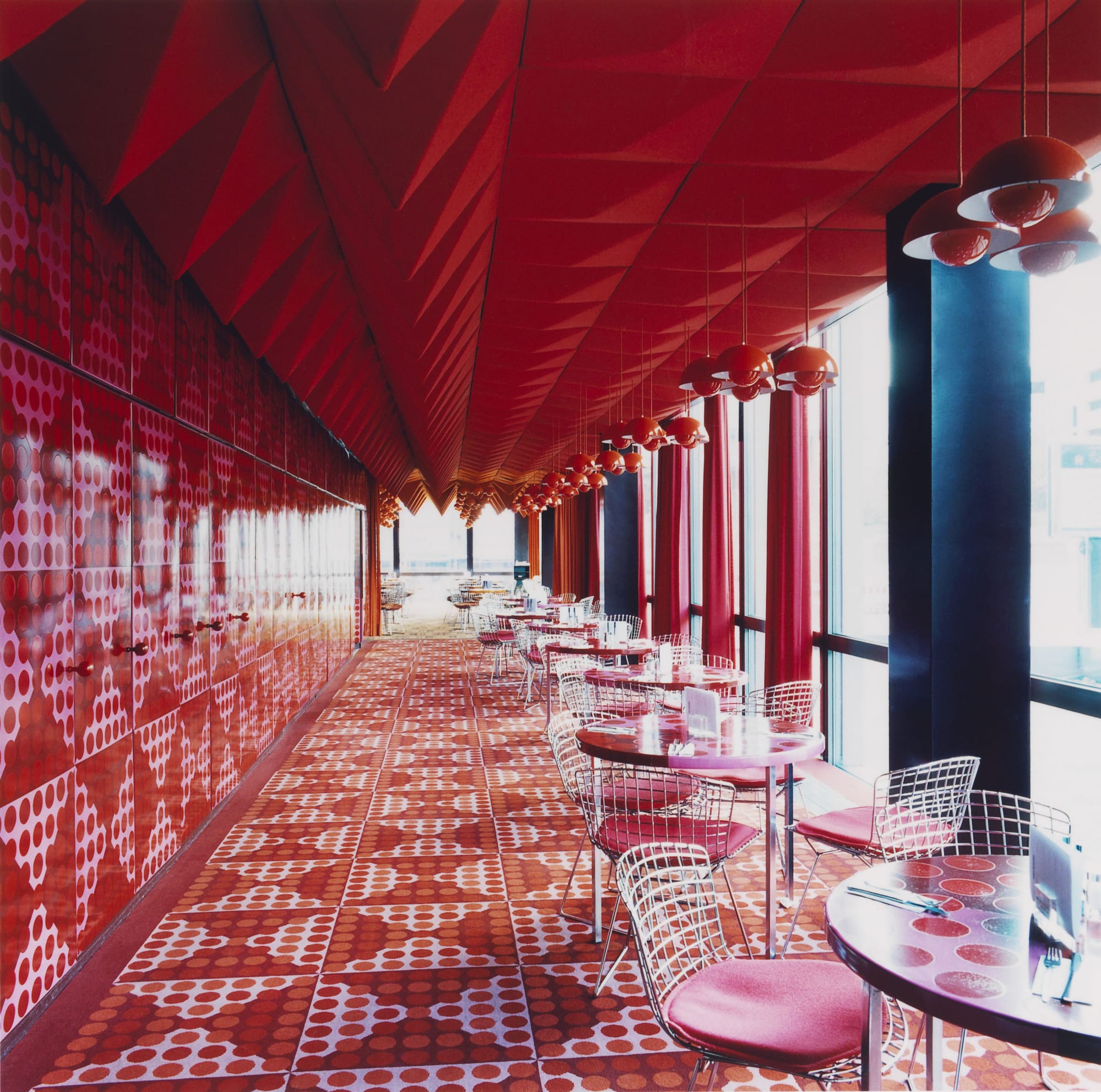 Candida Hofer, Spiegelkantine in Hamburg III, 2000