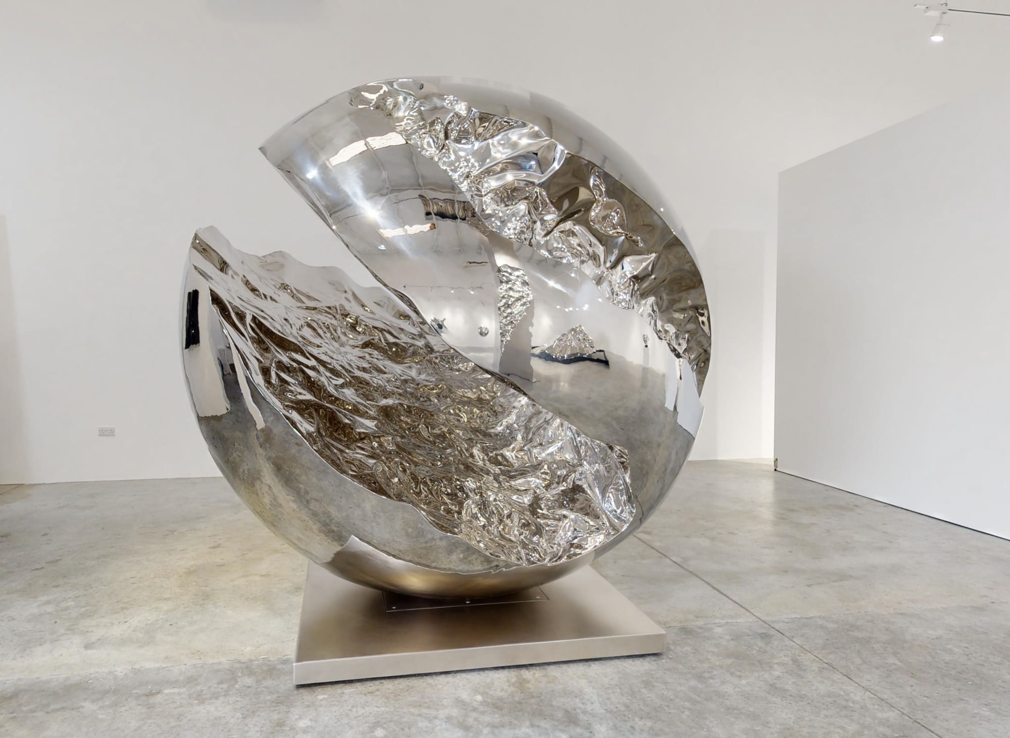 Helidon Xhixha, Earth , 2021