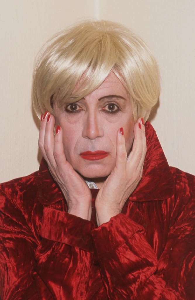 Unglee, Autoportrait au manteau rouge avec mains, 30 mars 2013